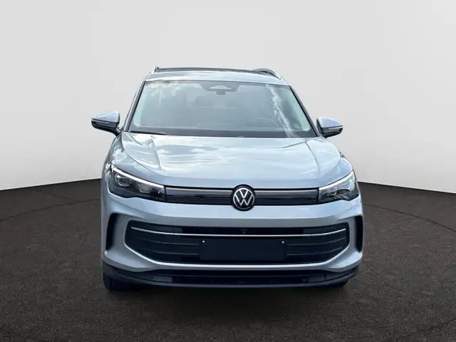 Volkswagen Tiguan view 3