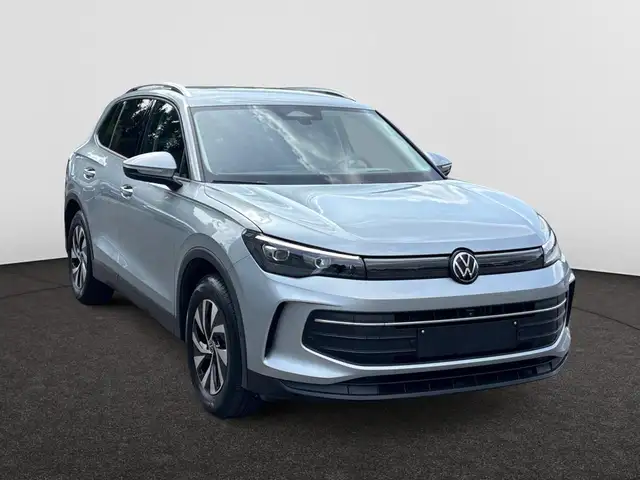 Volkswagen Tiguan view 4