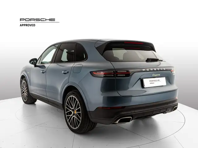 Porsche Cayenne view 3