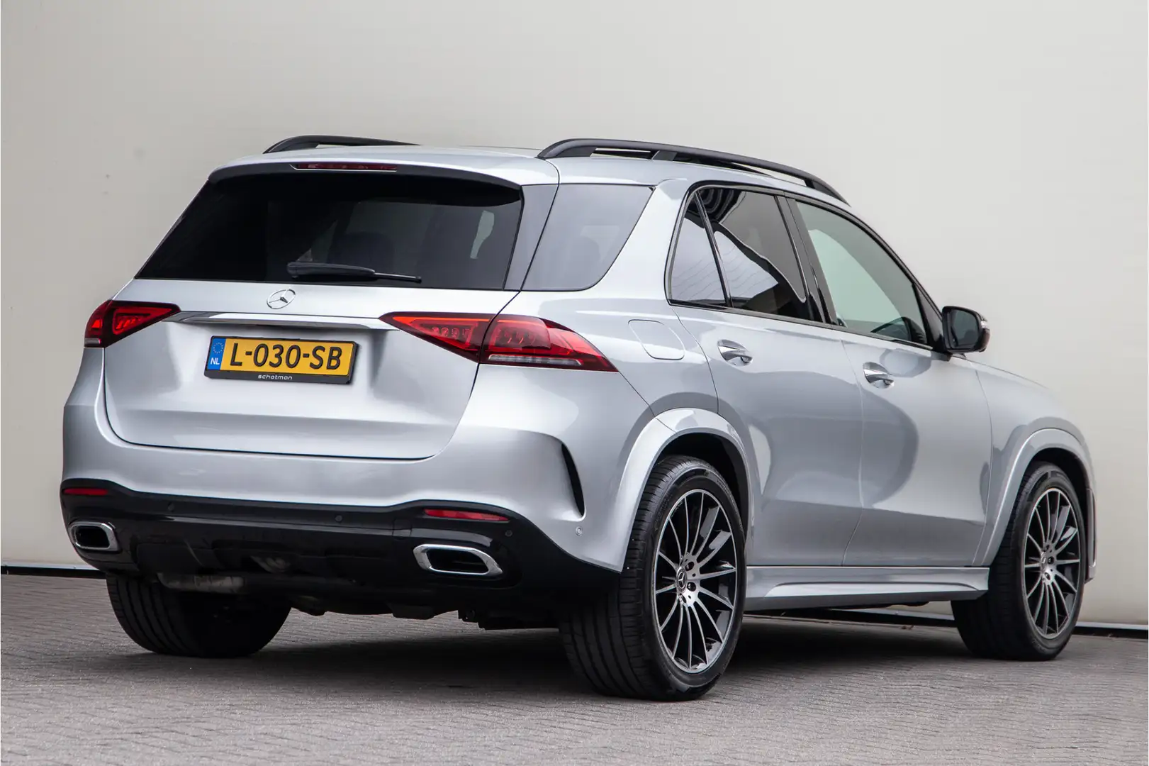 Mercedes-Benz GLE 350 de 4MATIC Premium AMG Nightpakket, Pano, Burmester Grijs - 2