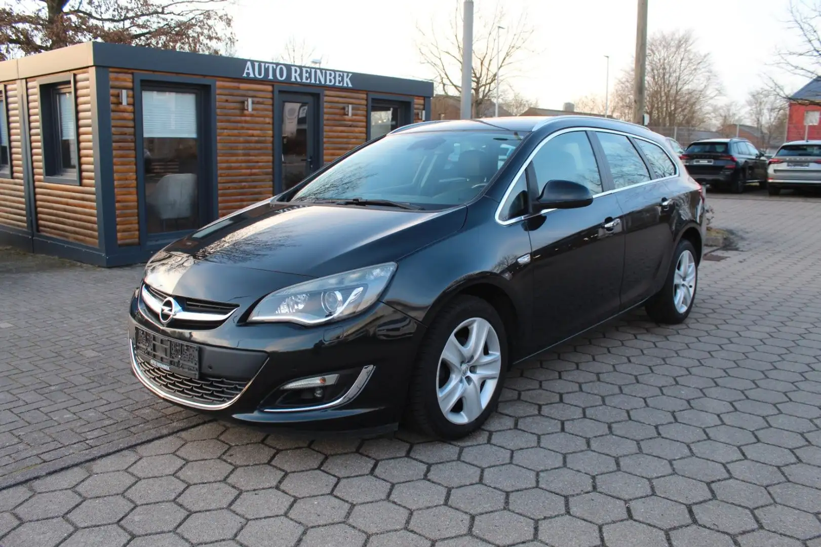 Opel Astra J Sports Tourer 1.4 T Automatik Innovation Schwarz - 1
