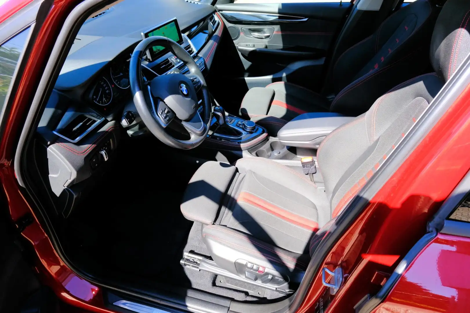 BMW 220 2-serie Gran Tourer 220i Sport Aut. Pano|Sportstoe Rood - 2