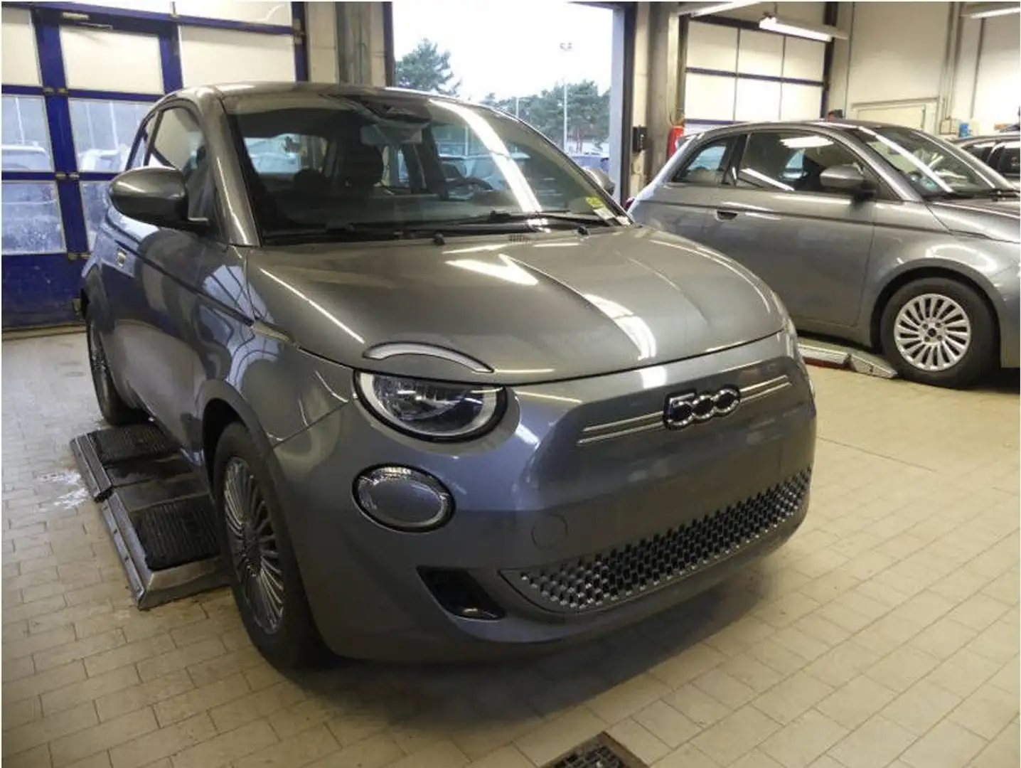 Fiat 500e Icon NAV+TEMP+PDC+CARPLAY+SPUR.ASS+AMBIENTE Grau - 1