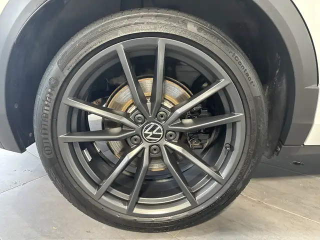 Volkswagen T-Roc view 3