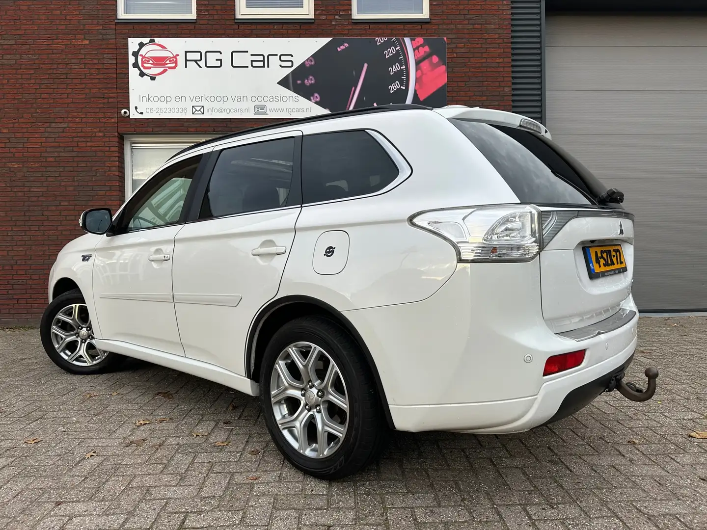 Mitsubishi Outlander 2.0 PHEV Instyle+ / Pano / Leder / Camera / PDC Blanco - 2