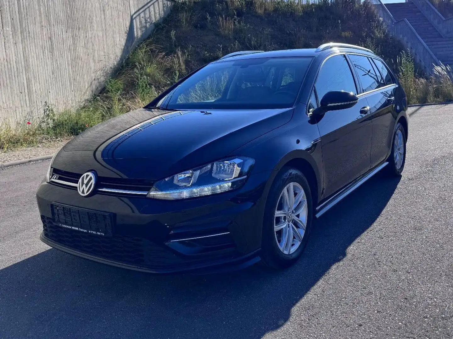 Volkswagen Golf VII Var. 2.0 TDI DSG R-Line ACC Nav Cam SHZ Schwarz - 1