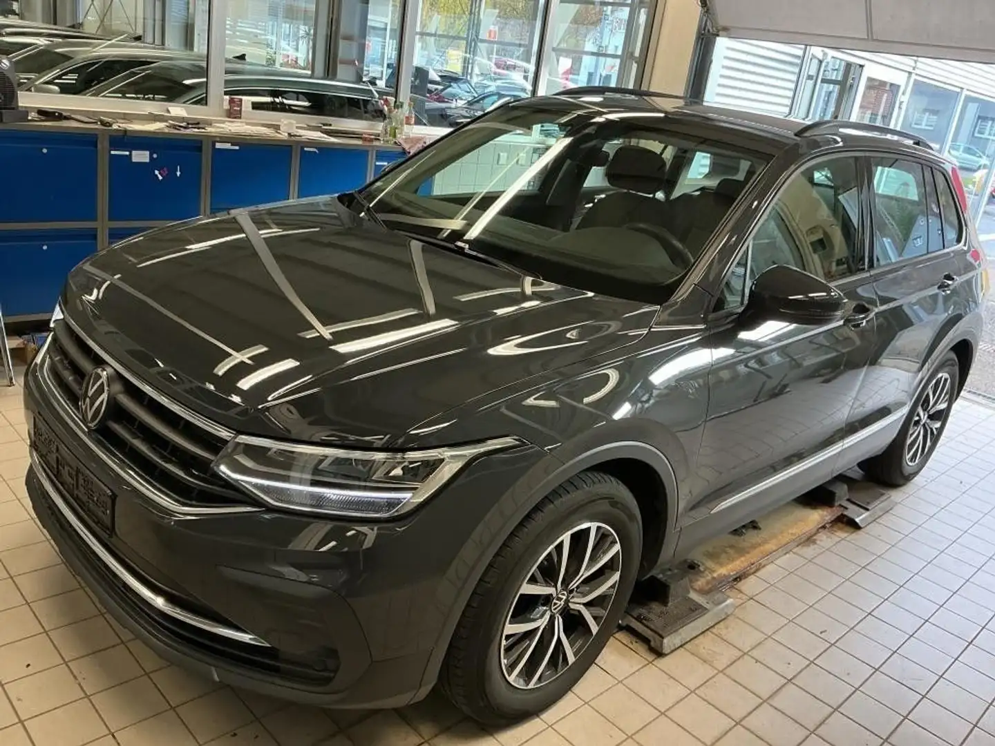 Volkswagen Tiguan 1.5 TSI OPF DSG Life Kamera Navi Sitzheiz Grau - 2