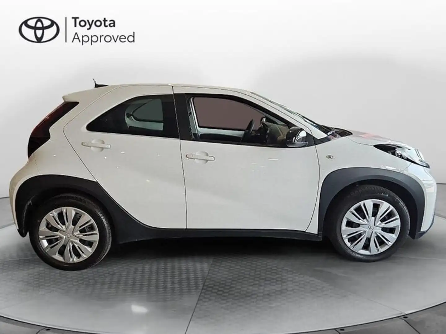 Toyota Aygo X 1.0 VVT-i 72 CV 5 porte Active S-CVT Bianco - 2