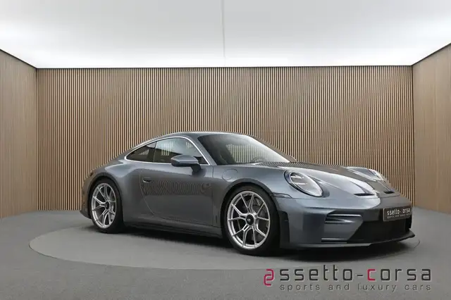 Porsche 911 view 6
