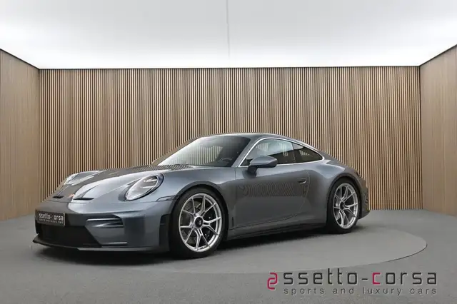 Porsche 911 view 8