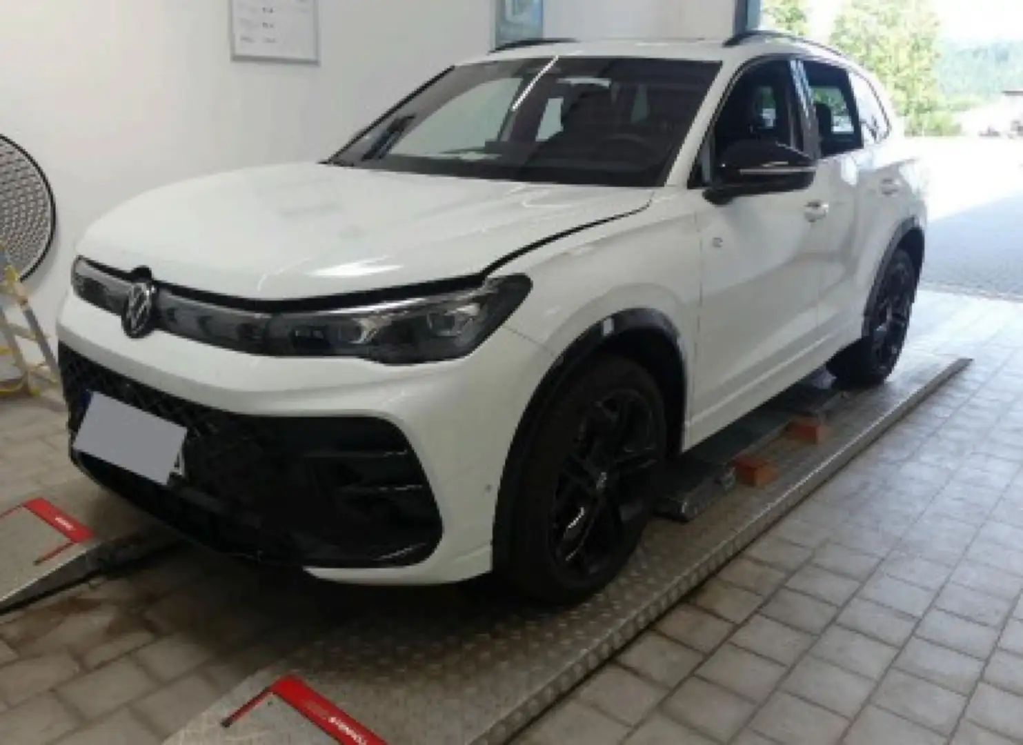 Volkswagen Tiguan 2.0 TDI DSG 4Motion R-Line AHK Pano h/k Weiß - 2