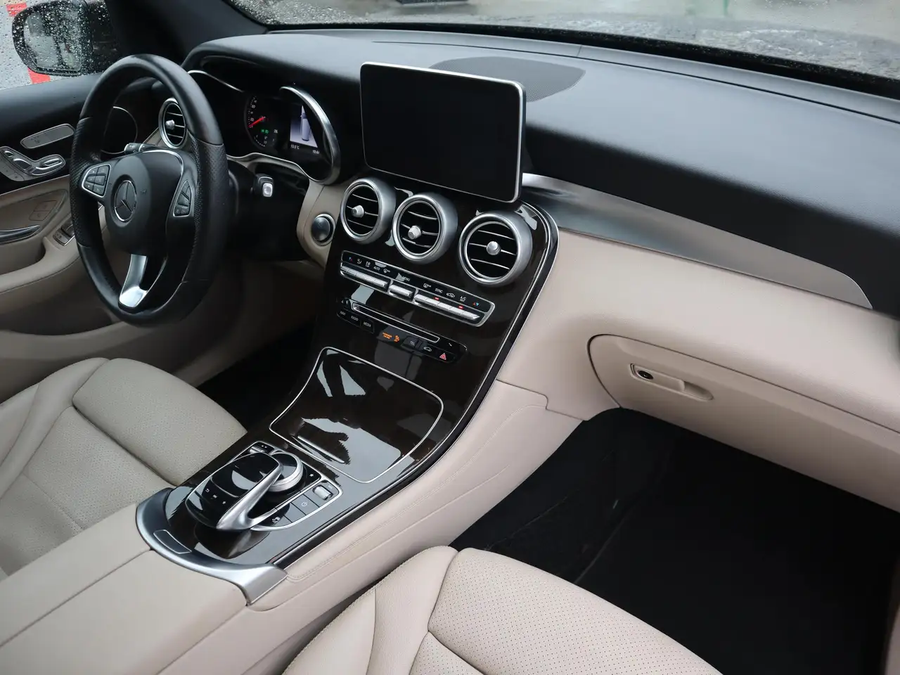 Mercedes-Benz GLC снимка Mercedes-Benz GLC