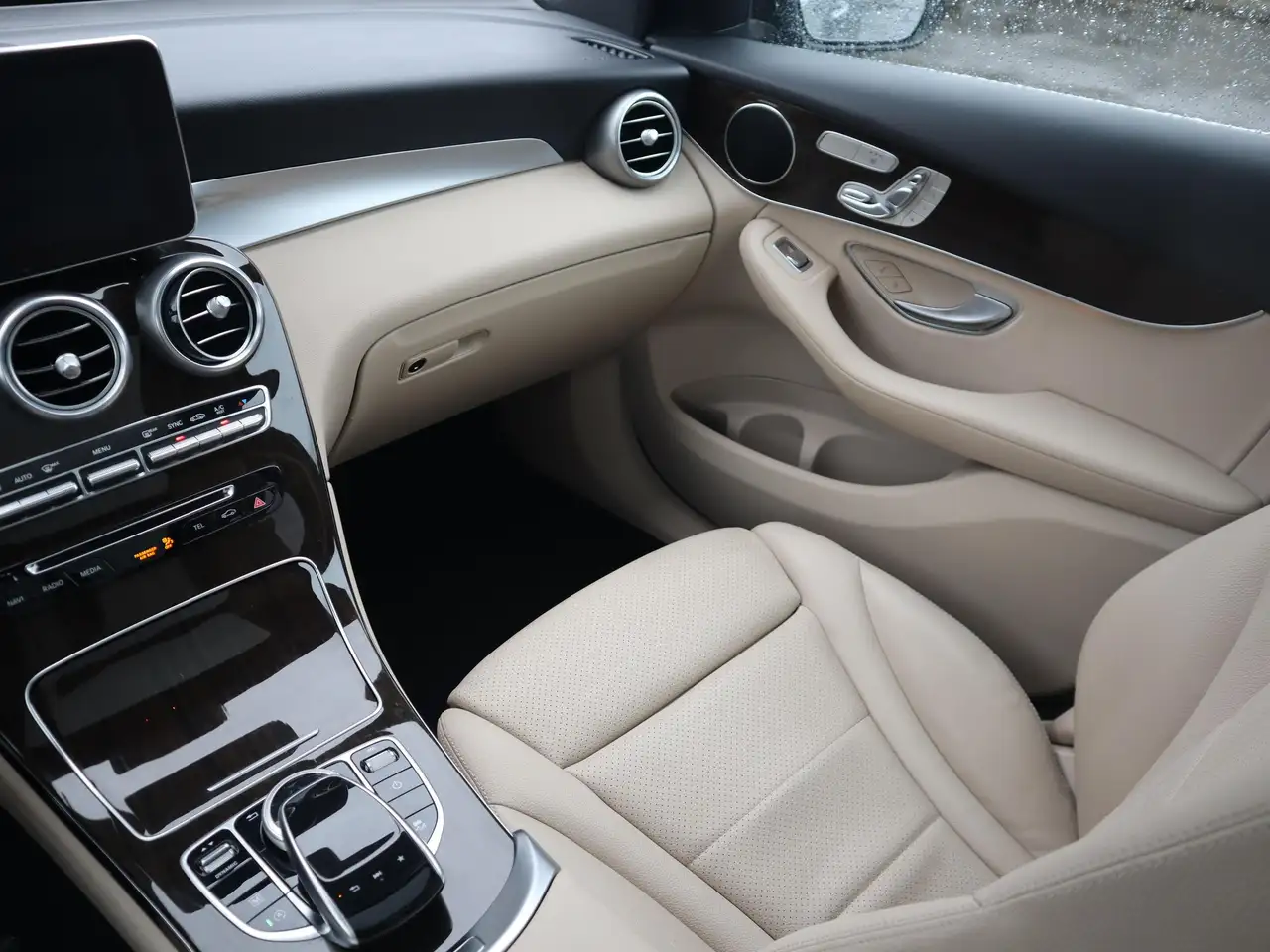 Mercedes-Benz GLC снимка Mercedes-Benz GLC
