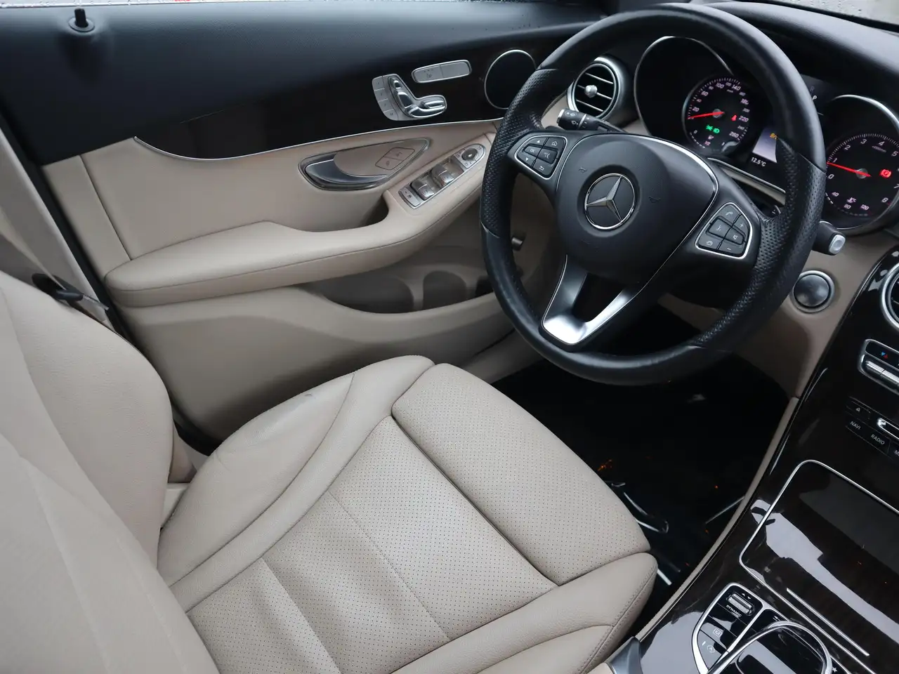 Mercedes-Benz GLC снимка Mercedes-Benz GLC