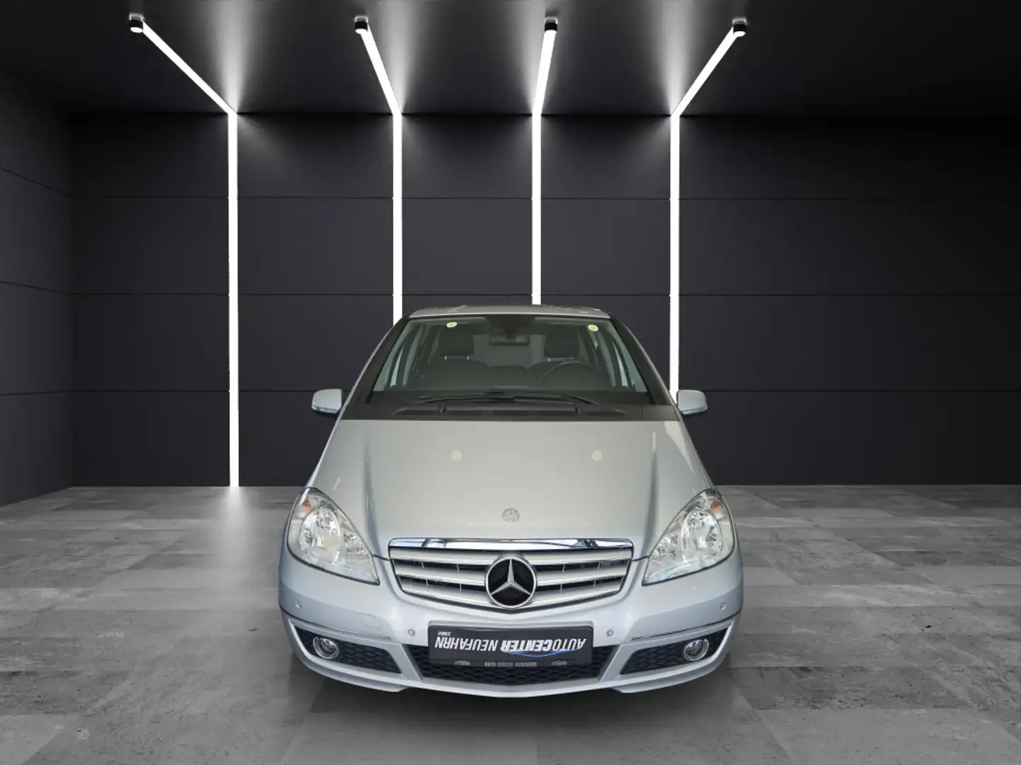 Mercedes-Benz A 180 AVANTGARDE+TEMPOMAT+KLIMA+SITZHEIZUNG+PANO+PDC Silber - 2