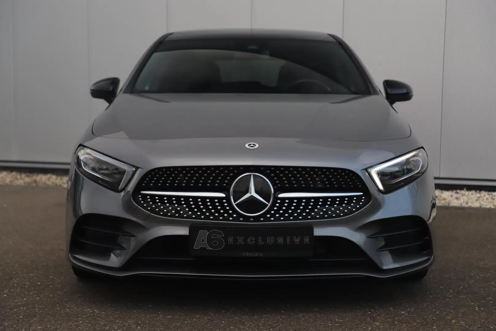 Mercedes-Benz A 180 AMG Night Pakket Automaat Panoramadak Sfeerverlich Grijs - 2