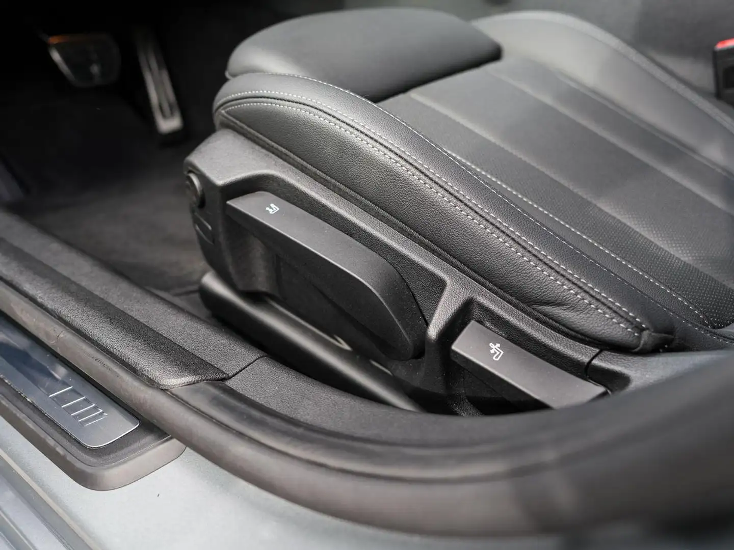 BMW 320 d xDrive Tour M-Sport AHK PANO ACC KoZg 360° Schwarz - 2