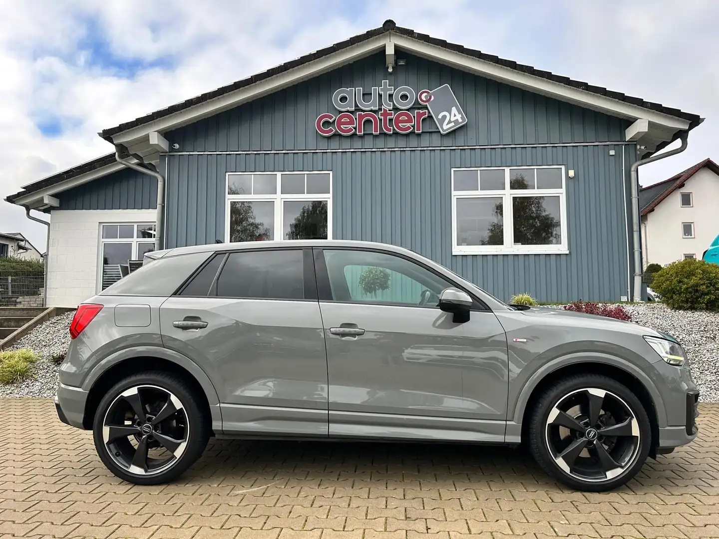 Audi Q2 35 TFSI°S Line°DSG°AHK°Leder°19 Zoll°LED° Grau - 2