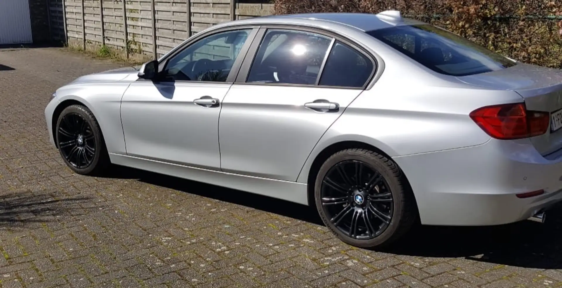 BMW 320 320d Efficient Dynamic Edition Aut.  Sport Line Gris - 2