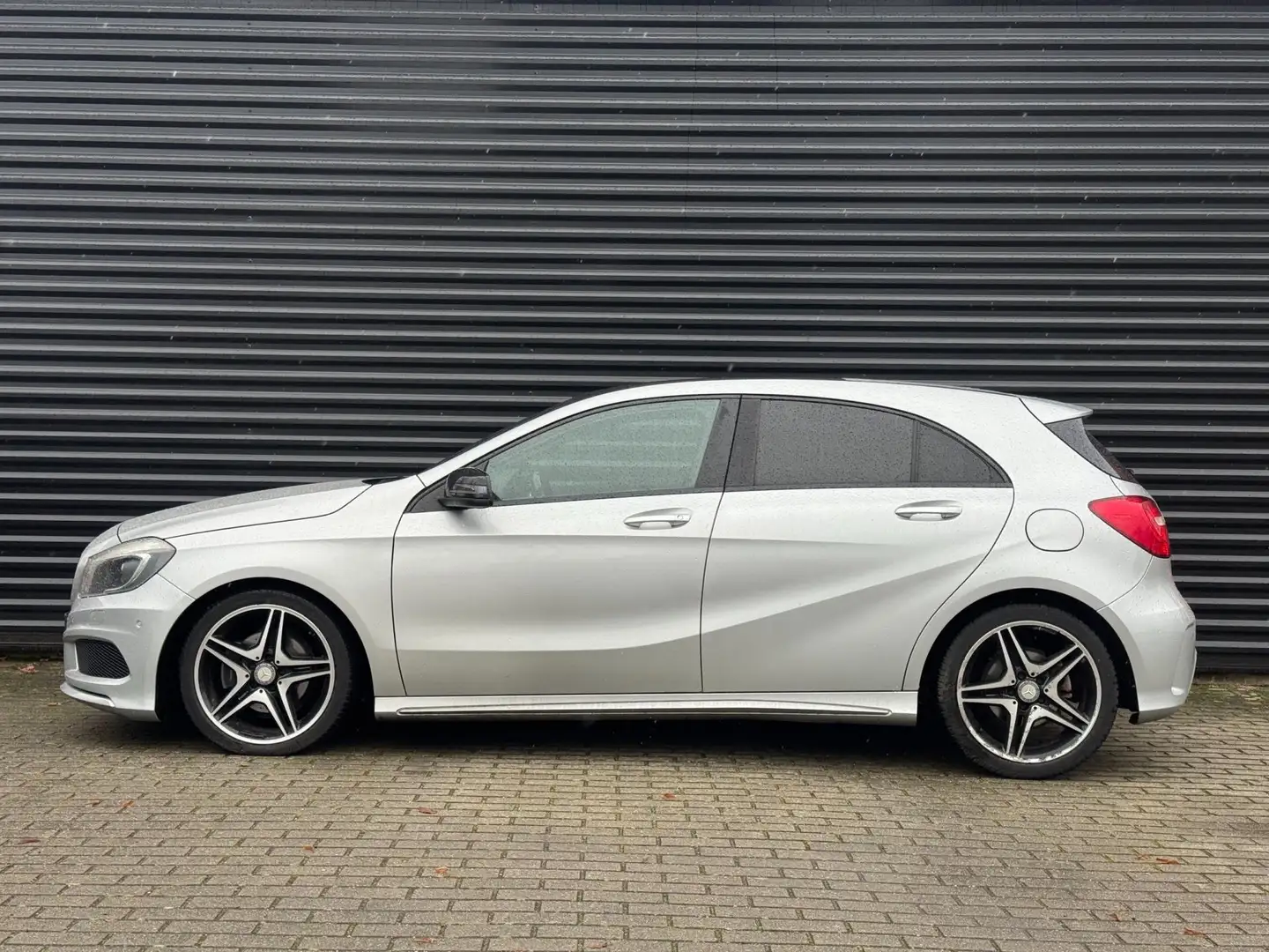 Mercedes-Benz A 180 A Ambition AMG | PANO | Stoelverwarming | Bi-Xenon Grau - 2