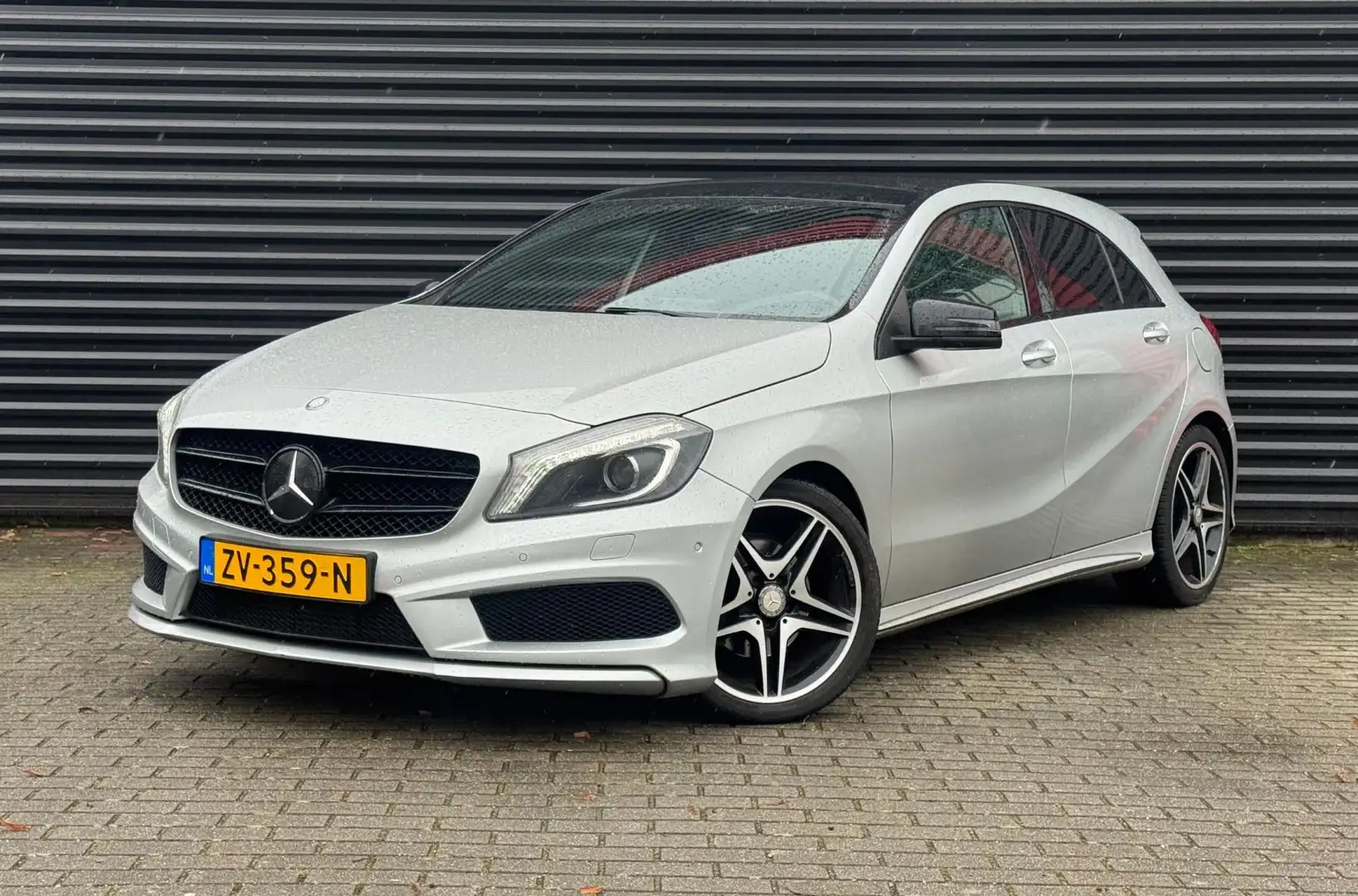 Mercedes-Benz A 180 A Ambition AMG | PANO | Stoelverwarming | Bi-Xenon Grau - 1