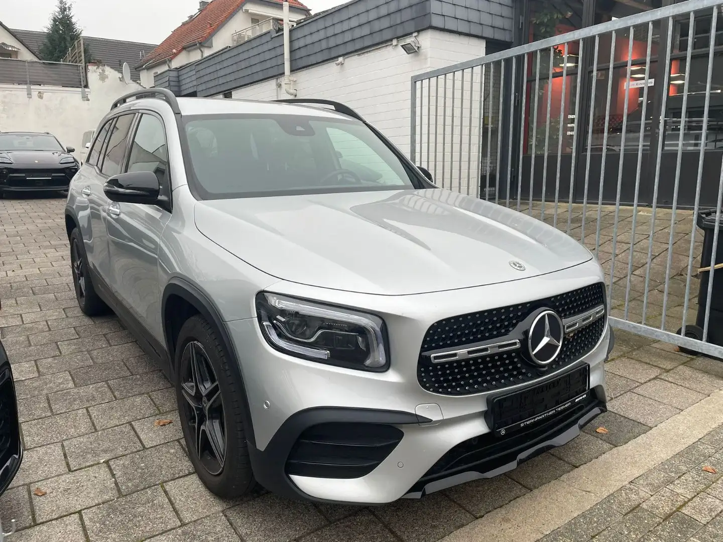Mercedes-Benz GLB 220 d AMG+MBUX+DISTR+MBEAM+NIGHT+KAMERA+AHK Argent - 2