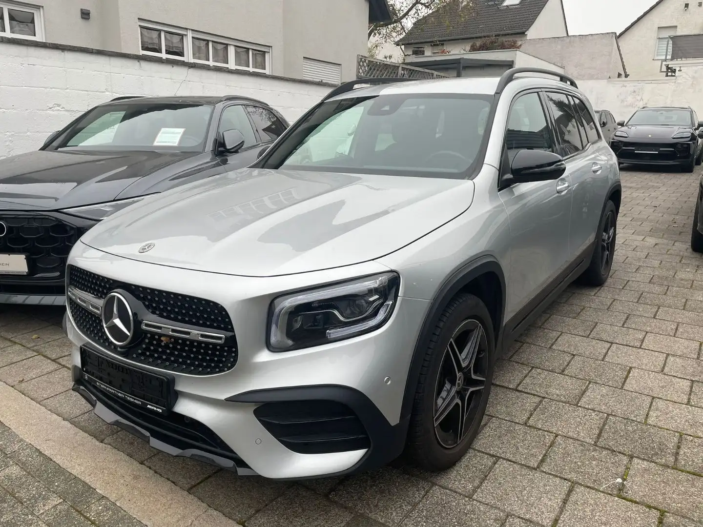 Mercedes-Benz GLB 220 d AMG+MBUX+DISTR+MBEAM+NIGHT+KAMERA+AHK Argent - 1