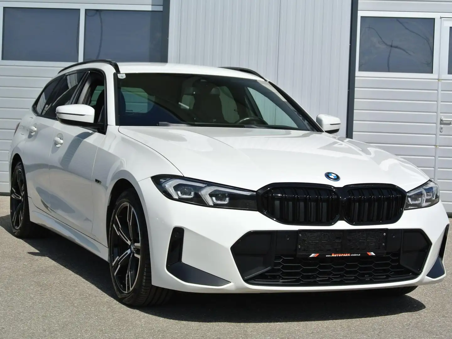 BMW 320 e touring Aut. ** M Sportpaket * virt. CP * LED * Weiß - 1