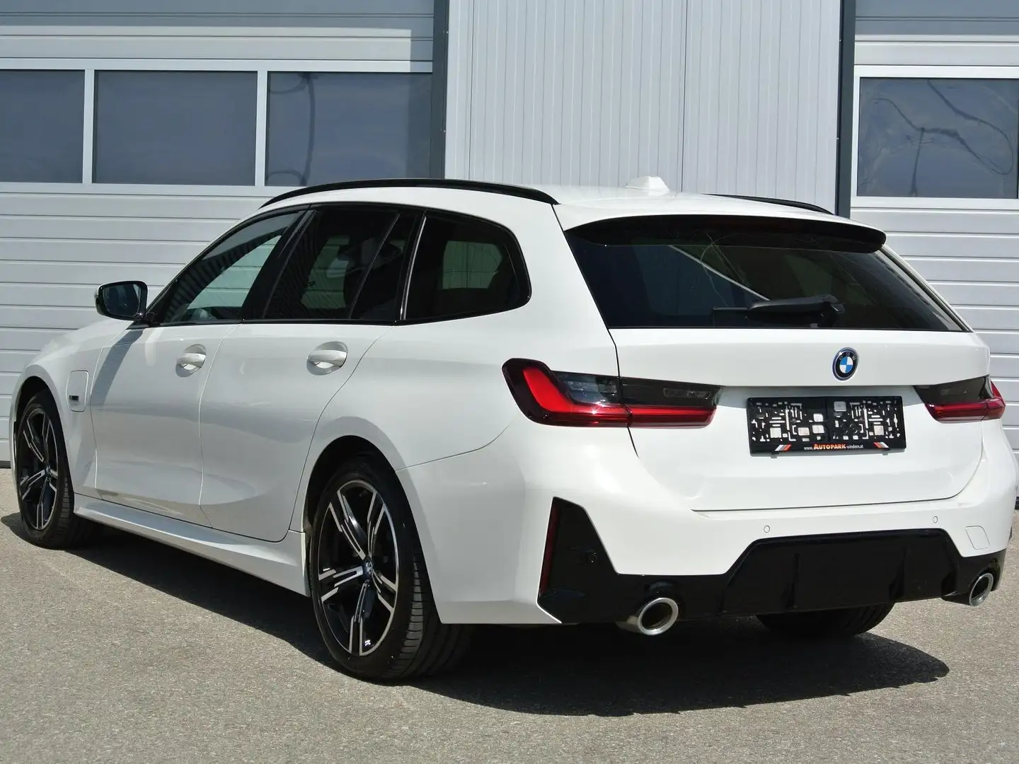 BMW 320 e touring Aut. ** M Sportpaket * virt. CP * LED * Weiß - 2