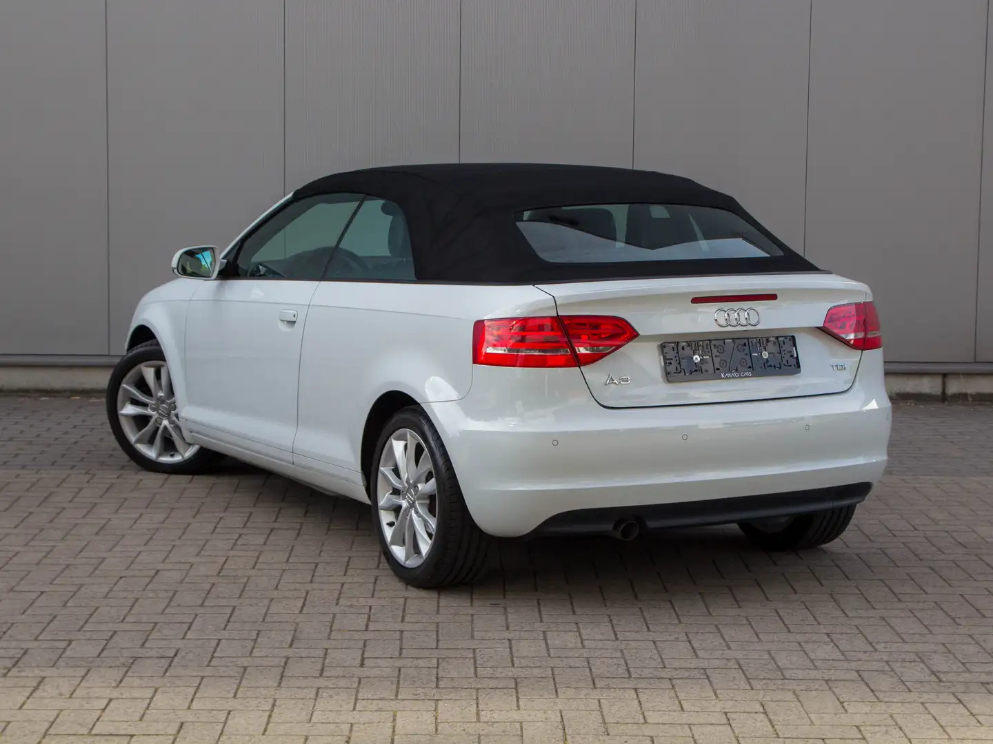 Audi A3 A3 Cabriolet 1.6 TDI DPF Ambition Wit - 2