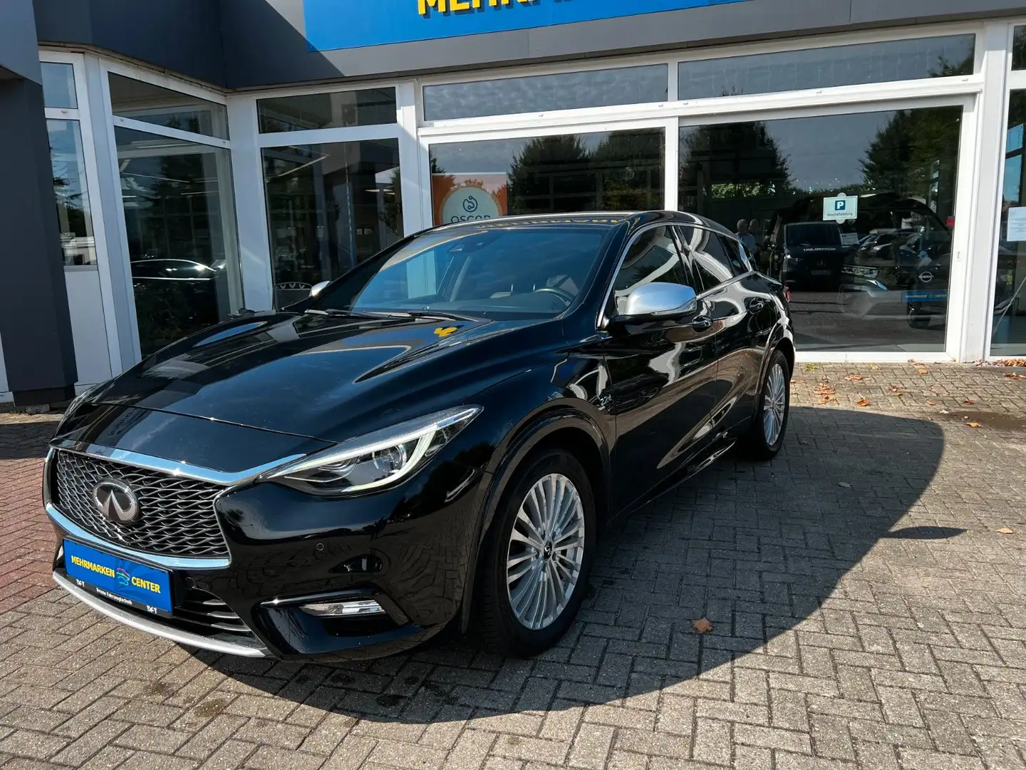 Infiniti Q30 2.2 d Premium Schwarz - 2