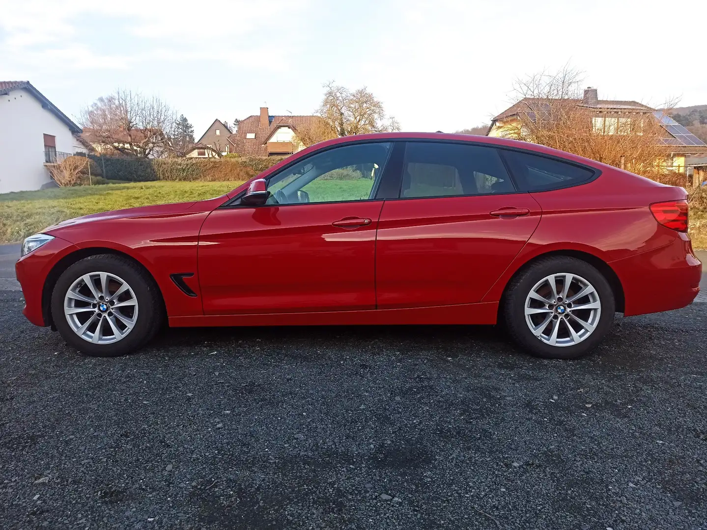 BMW 320 i GT ** MOTORSCHADEN** Motor Klappert & Qualmt Roşu - 1