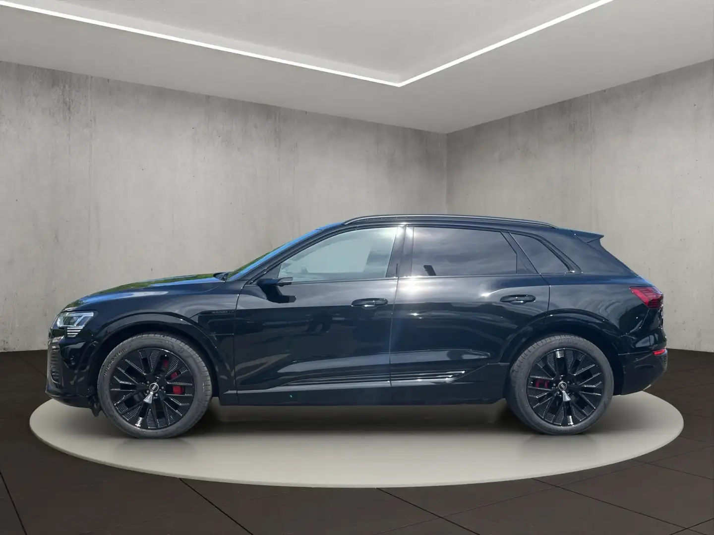 Audi Q8 e-tron S line 55 quattro 300 kW Schwarz - 2
