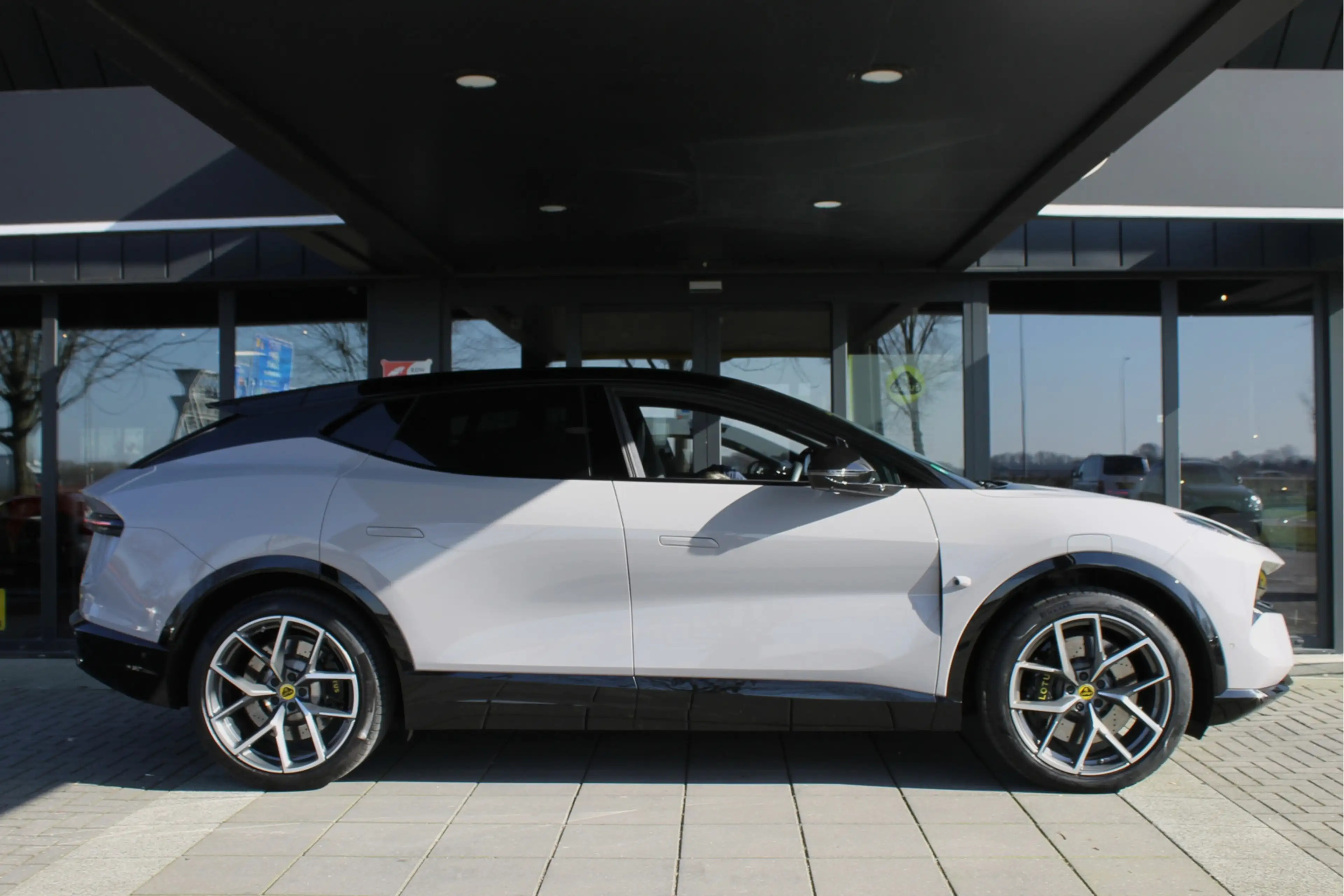 Lotus Eletre EDS 450 4WD 112 kWh — photo 5