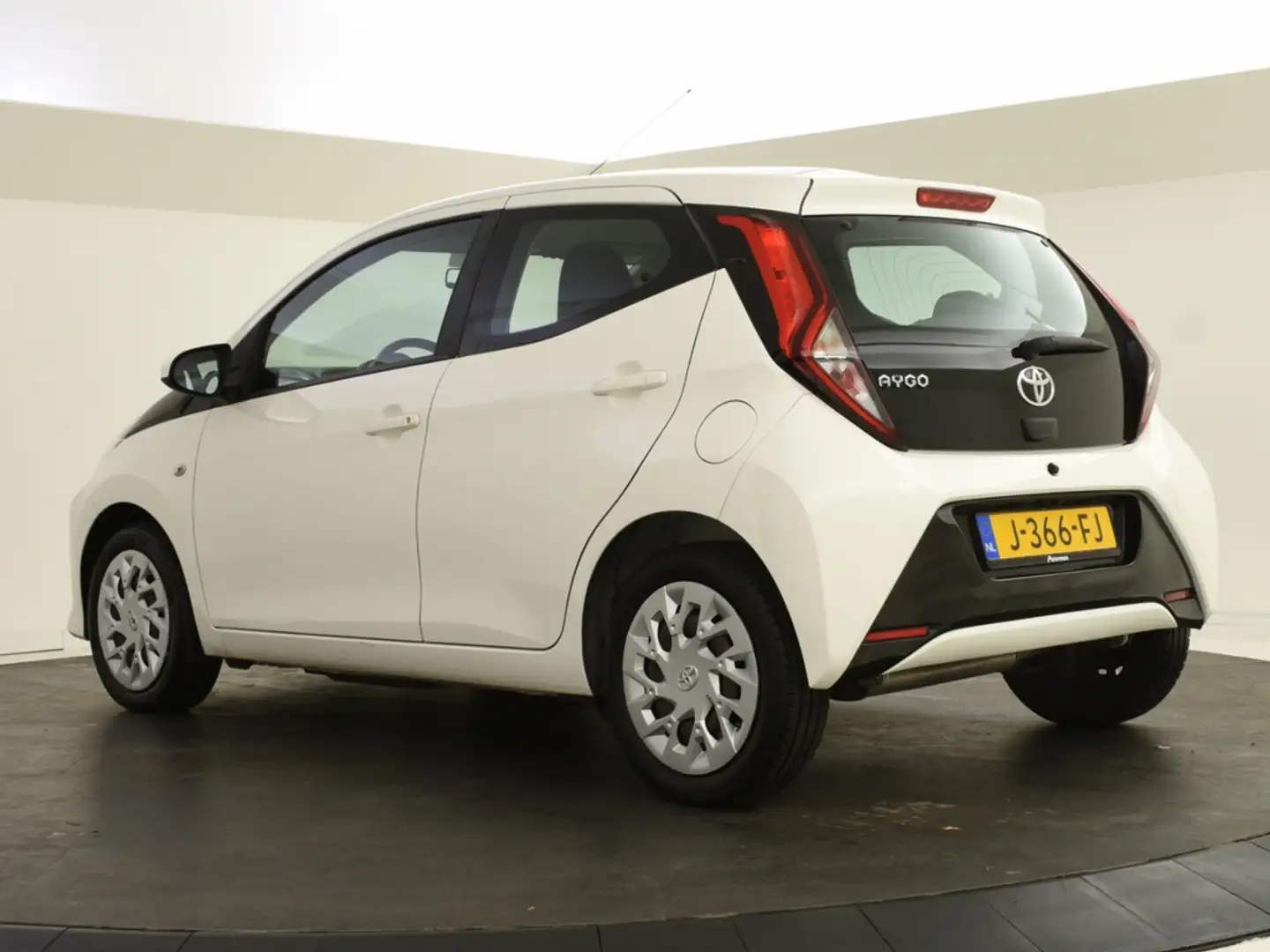 Toyota Aygo 1.0 VVT-i x-play | Carplay | Camera | Led Bianco - 2