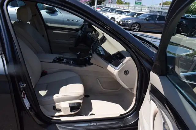 BMW 5 Series view 11