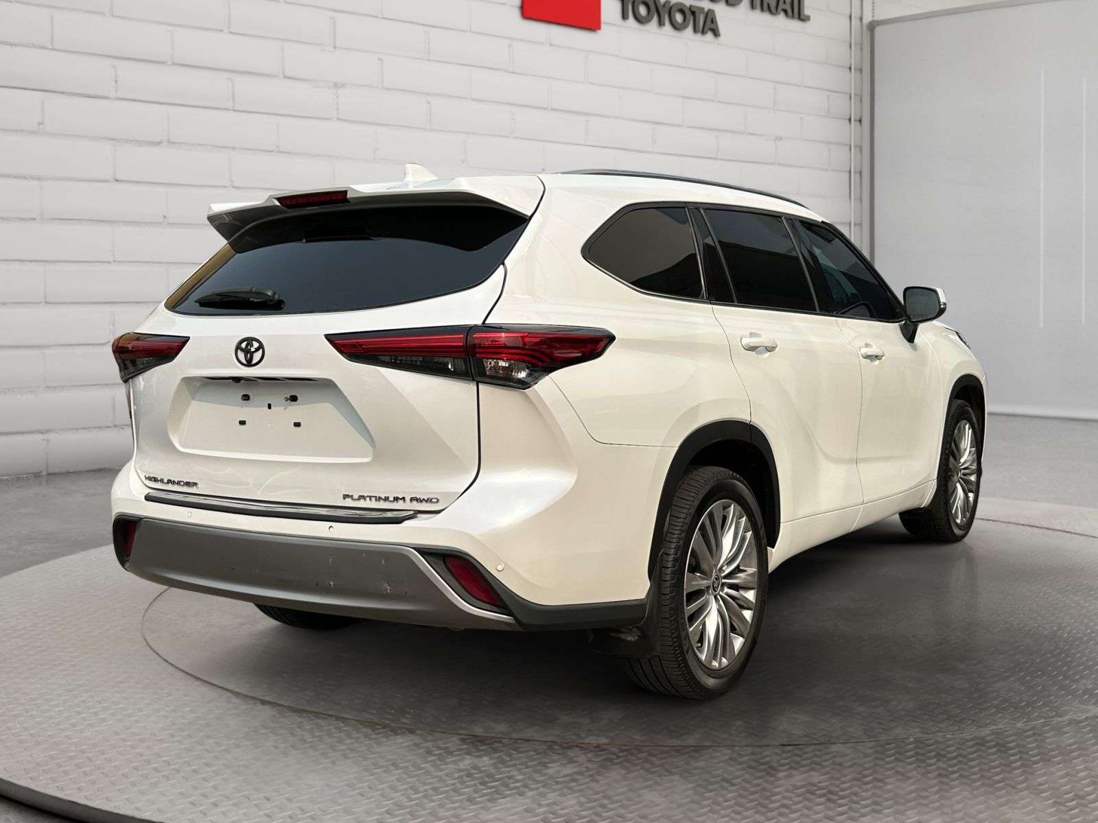2022 Toyota Highlander Platinum | AWD | One Owner | Sunroof | Leather and — снимка 1