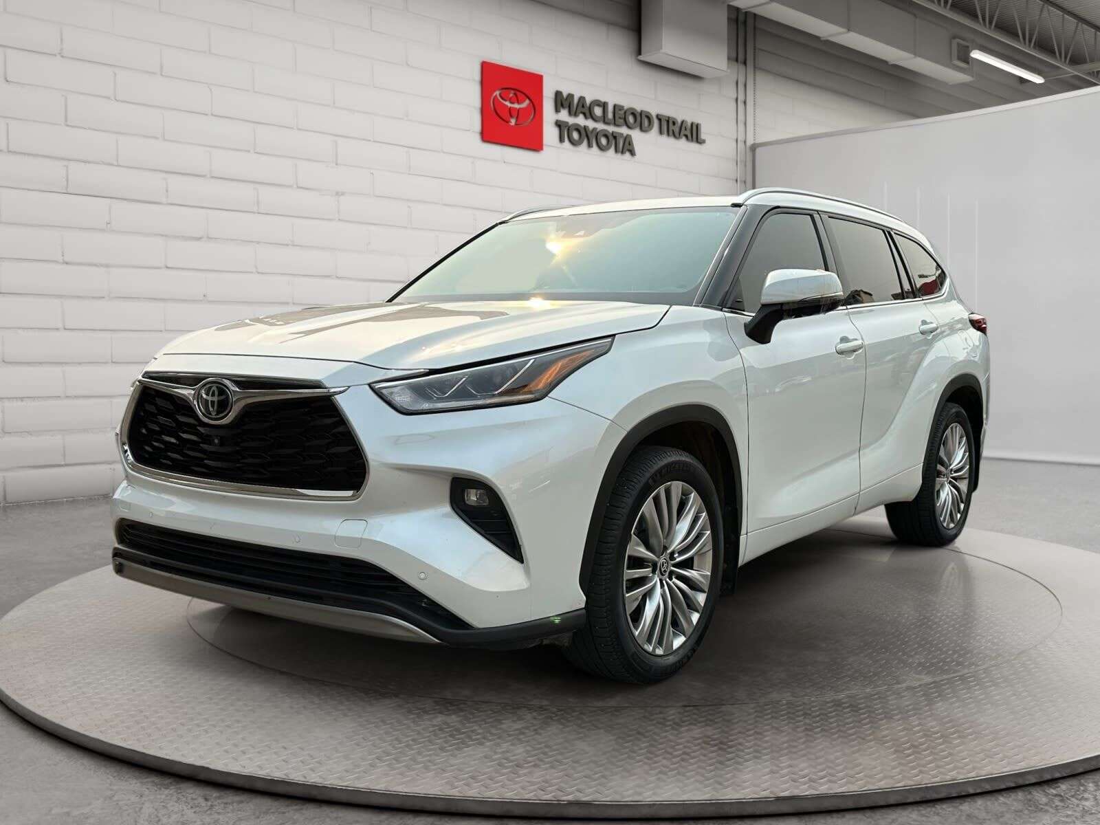 2022 Toyota Highlander Platinum | AWD | One Owner | Sunroof | Leather and