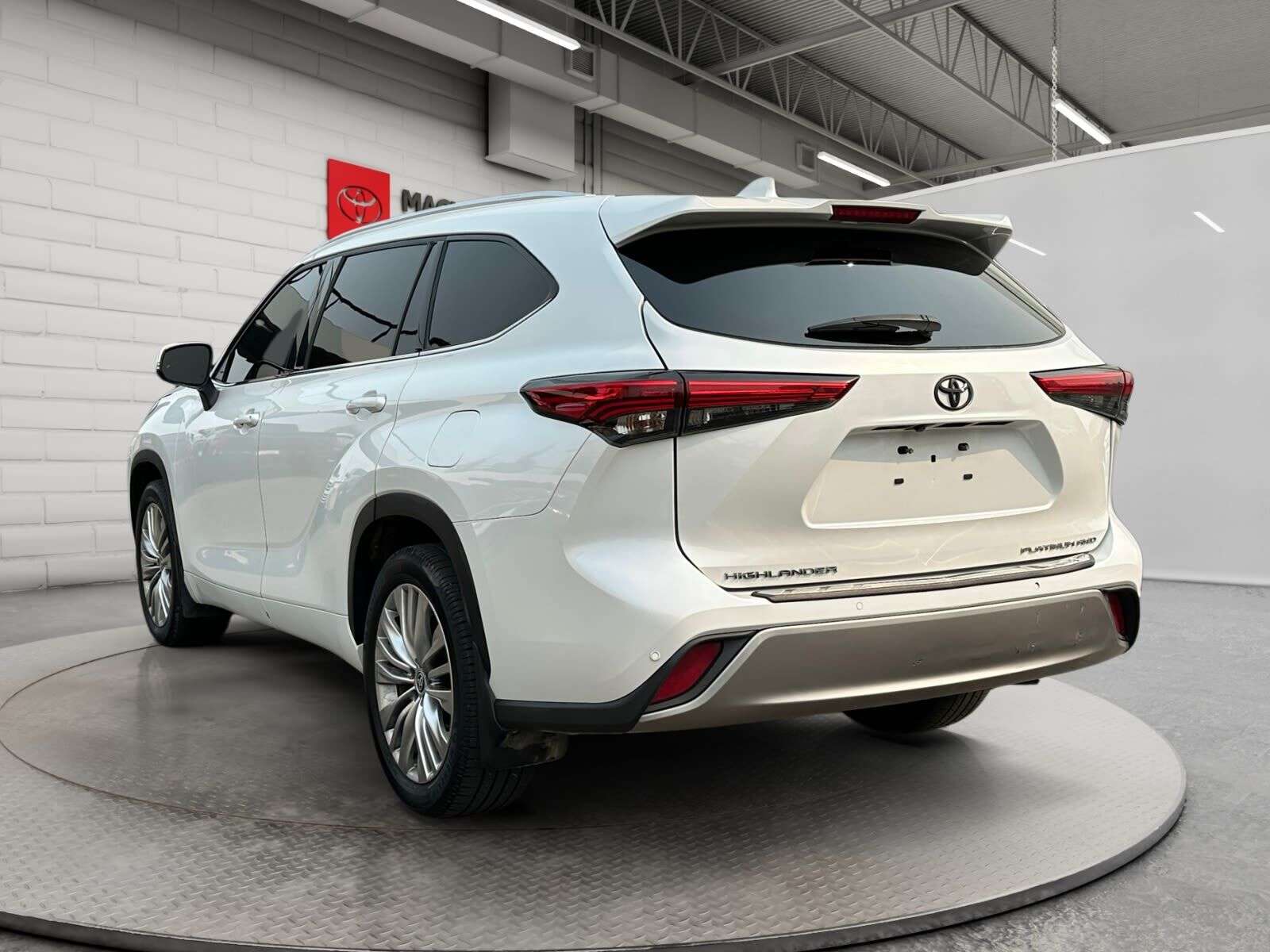 2022 Toyota Highlander Platinum | AWD | One Owner | Sunroof | Leather and — снимка 1