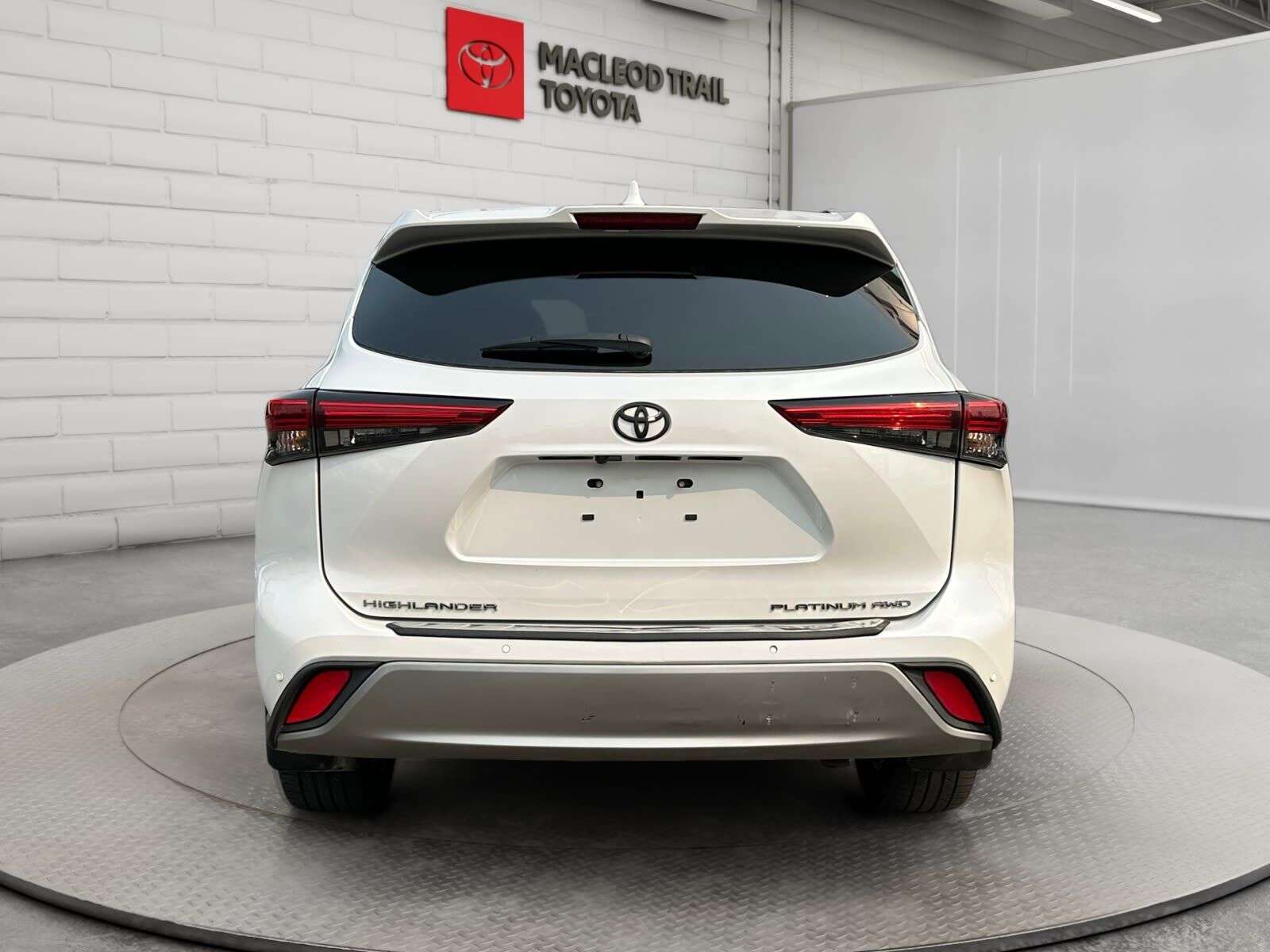 2022 Toyota Highlander Platinum | AWD | One Owner | Sunroof | Leather and — снимка 1