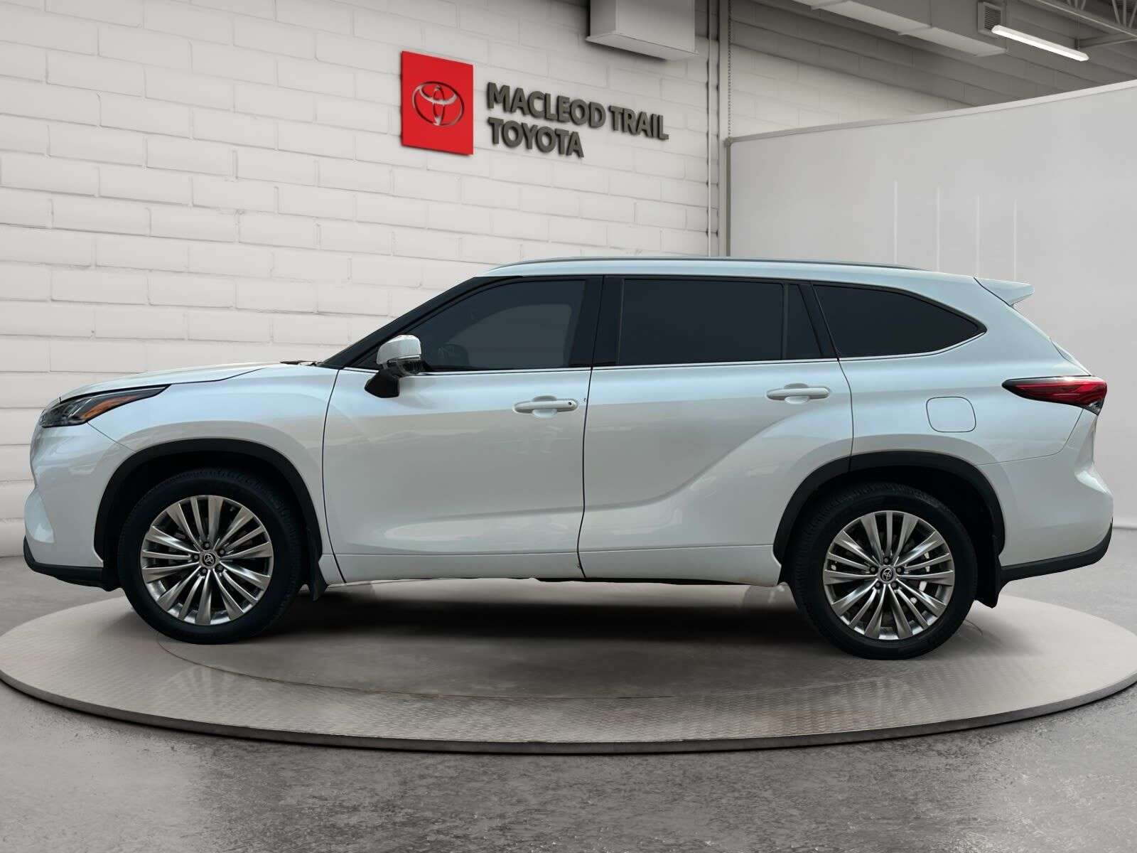2022 Toyota Highlander Platinum | AWD | One Owner | Sunroof | Leather and — снимка 1