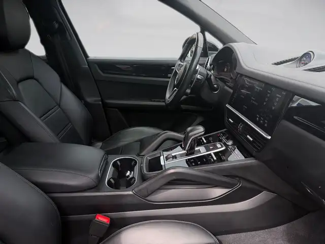 Porsche Cayenne view 13