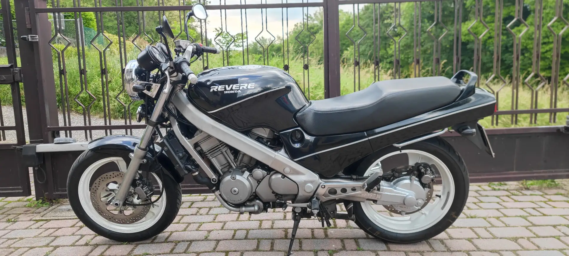 Honda NTV 650 Revere Black - 1