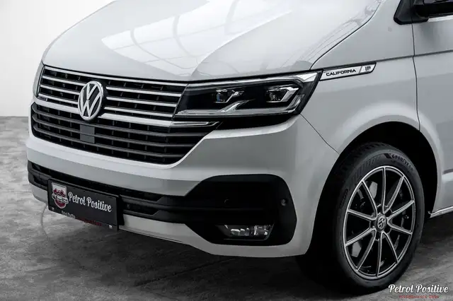 Volkswagen Transporter view 3