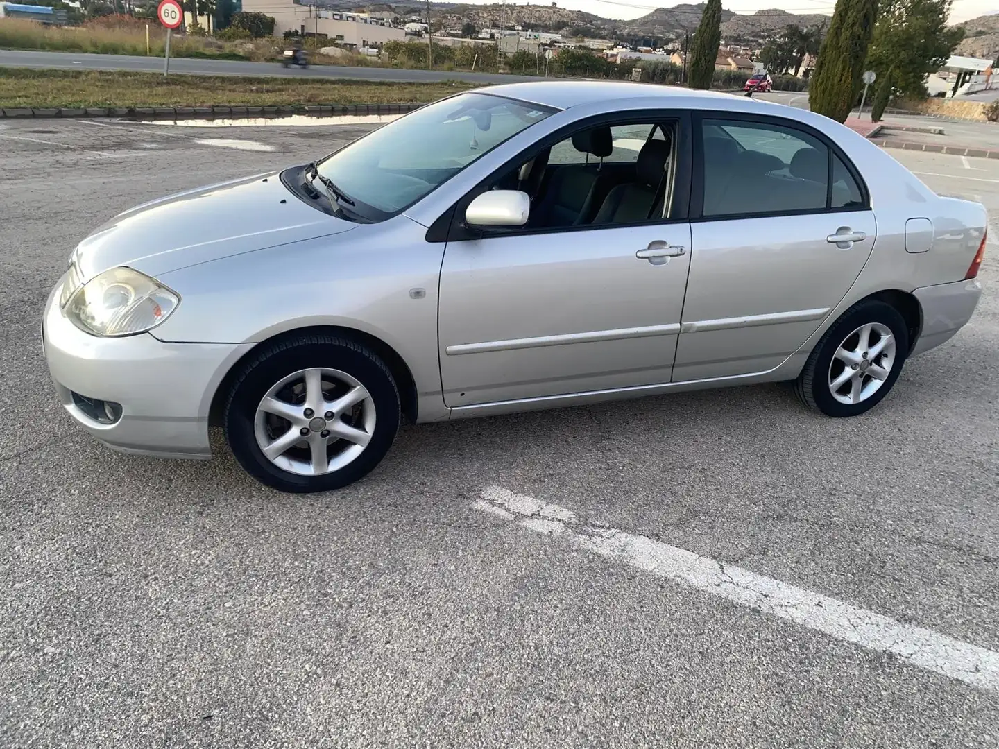 Toyota Corolla Corolla Sedán 2.0D-4D Sol Sol Plateado - 1