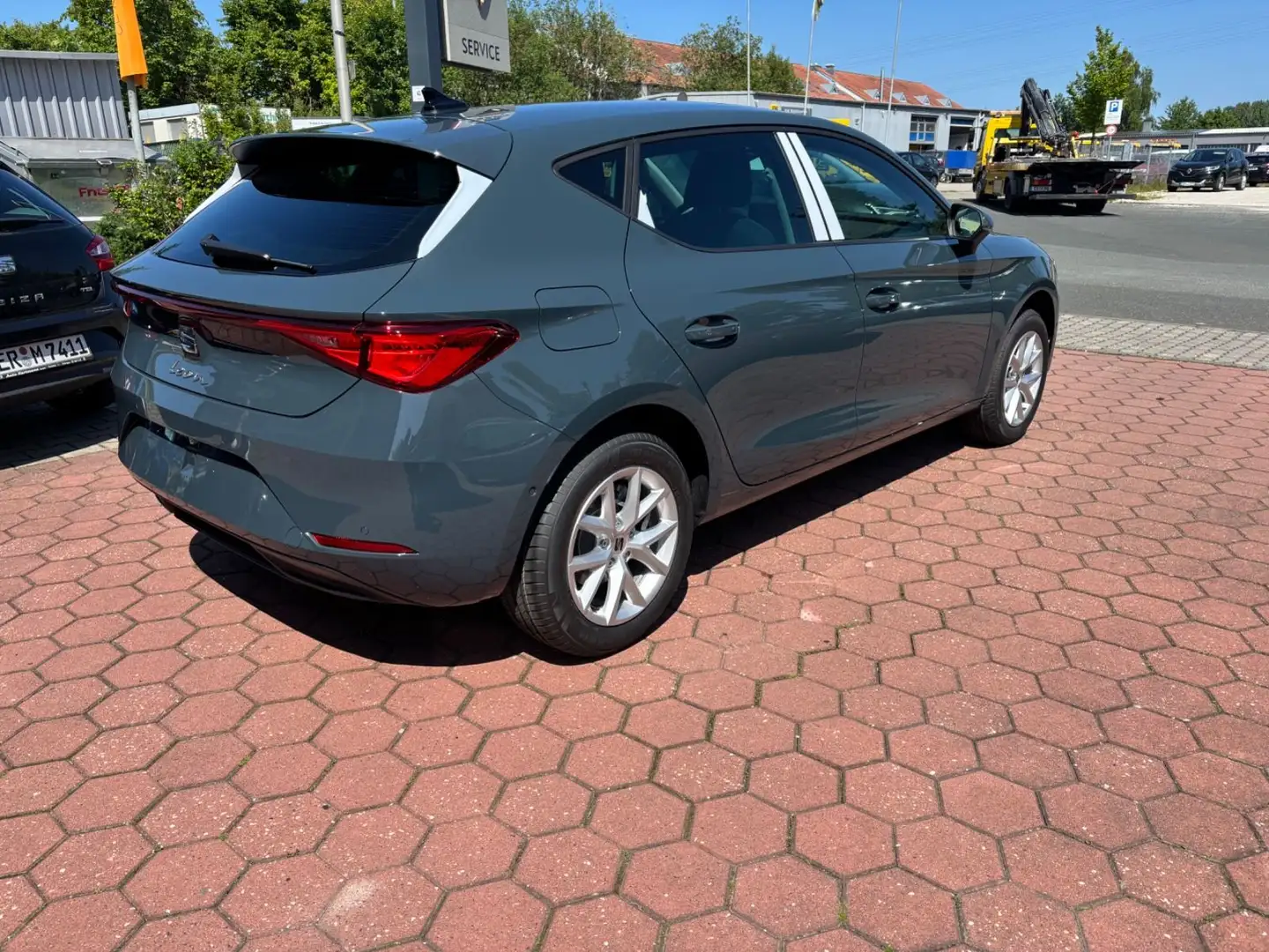 SEAT Leon 1.5 eTSI 110 kW Style, Navi, SHZ, Kamera Blau - 2