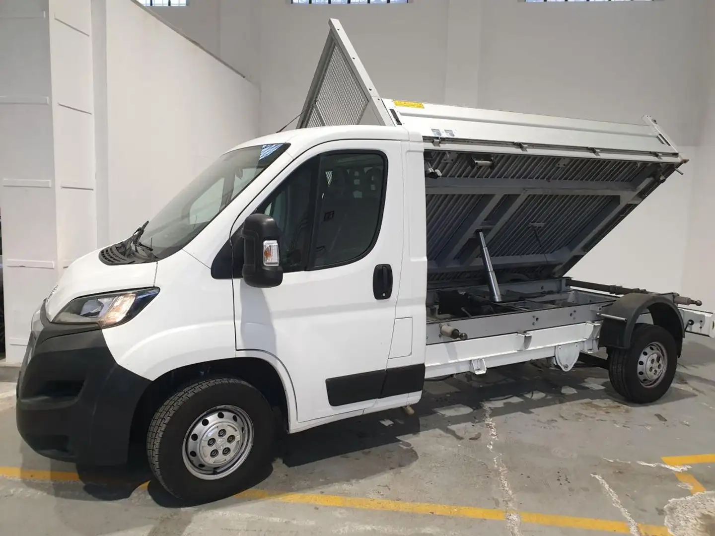 Peugeot Boxer 335 2.0D 130CV PL Cassone ribaltabile Trilaterale Wit - 1