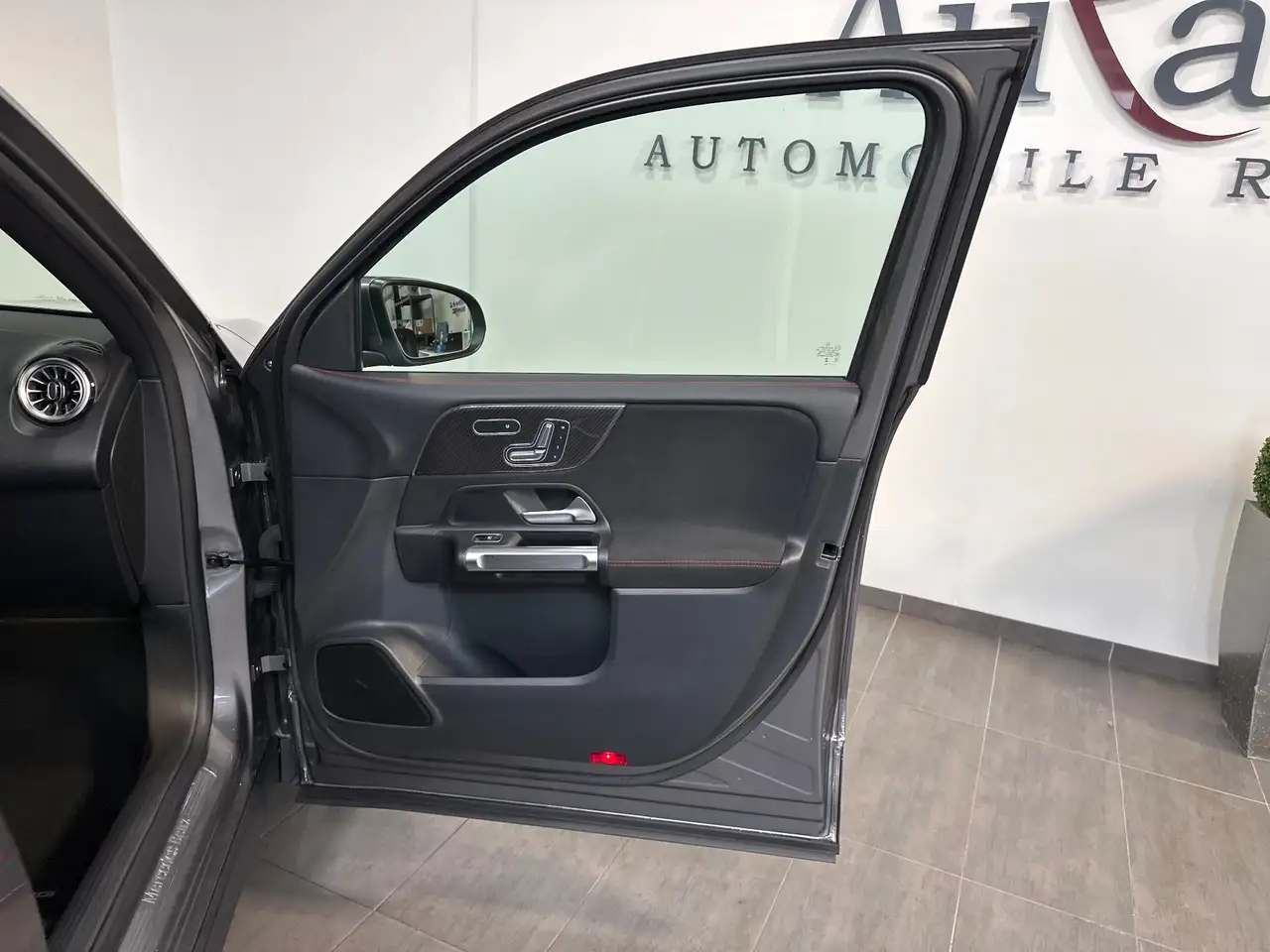 Mercedes-Benz GLB AMG Line NAV+AHK+360GRAD+SHZ+MEMORY+19ZOLL+TOTW, миниатюра 7