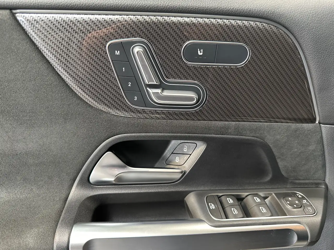 Mercedes-Benz GLB AMG Line NAV+AHK+360GRAD+SHZ+MEMORY+19ZOLL+TOTW, миниатюра 10