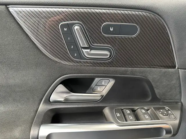 Mercedes-Benz GLB view 10
